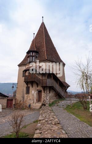 Les cordonniers' Tower, l'un des symboles de Sighisoara, sur l'image. La tour porte l'influence de l'architecture baroque, doté d''un ba hexagonale Banque D'Images