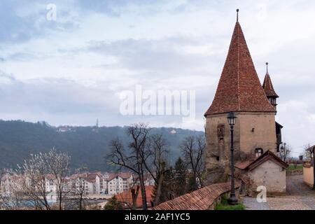 Les cordonniers' Tower, l'un des symboles de Sighisoara, sur l'image. La tour porte l'influence de l'architecture baroque, doté d''un ba hexagonale Banque D'Images