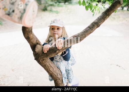 Girl climbing tree Banque D'Images