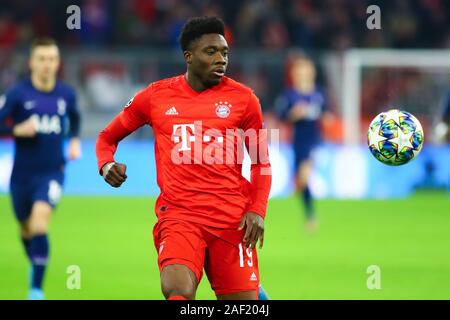 Munich, Allemagne. Dec 11, 2019. Munich, Allemagne Le 11 décembre 2019 : 6105 - 19/20 - FC Bayern Munich Vs. Tottenham Hotspur Alphonso Davies (FC Bayern Munich), la promotion/seule image/avec Ball/| dans le monde l'utilisation de crédit : afp/Alamy Live News Banque D'Images