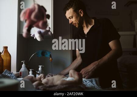 Père avec bébé à la maison Banque D'Images