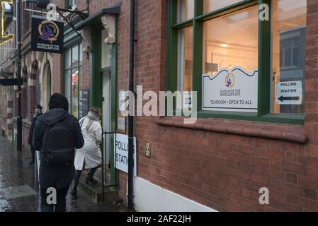 Birmingham, Royaume-Uni. 12 décembre 2019. Les électeurs entrent au musée Jewellery Quater à Hockley, Birmingham pour voter lors des élections générales de 2019 alors que la pluie tombait. Photo prise le 12 décembre 2019. Crédit : Stop Press Mediay/Alamy Live News Banque D'Images