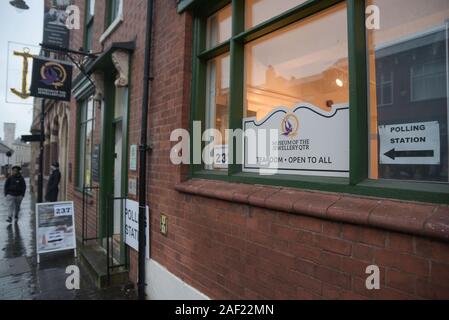 Birmingham, Royaume-Uni. 12 décembre 2019. Les électeurs entrent au musée Jewellery Quater à Hockley, Birmingham pour voter lors des élections générales de 2019 alors que la pluie tombait. Photo prise le 12 décembre 2019. Crédit : Stop Press Mediay/Alamy Live News Banque D'Images