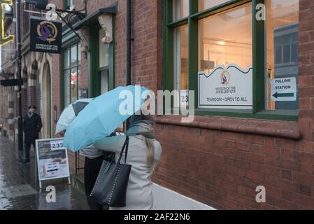 Birmingham, Royaume-Uni. 12 décembre 2019. Les électeurs entrent au musée Jewellery Quater à Hockley, Birmingham pour voter lors des élections générales de 2019 alors que la pluie tombait. Photo prise le 12 décembre 2019. Crédit : Stop Press Mediay/Alamy Live News Banque D'Images