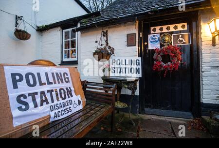 Un bureau de scrutin à l'Auberge du Cheval Blanc à Priors Dean, Hampshire, aussi connu par les locaux comme la 'Pub with no name'. Banque D'Images