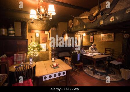 Une vue à l'intérieur d'un bureau de vote à l'Auberge du Cheval Blanc à Priors Dean, Hampshire, aussi connu par les locaux comme la 'Pub with no name'. Banque D'Images