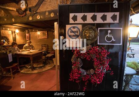 Une vue à l'intérieur d'un bureau de vote à l'Auberge du Cheval Blanc à Priors Dean, Hampshire, aussi connu par les locaux comme la 'Pub with no name'. Banque D'Images