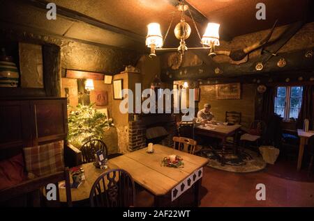 Une vue à l'intérieur d'un bureau de vote à l'Auberge du Cheval Blanc à Priors Dean, Hampshire, aussi connu par les locaux comme la 'Pub with no name'. Banque D'Images