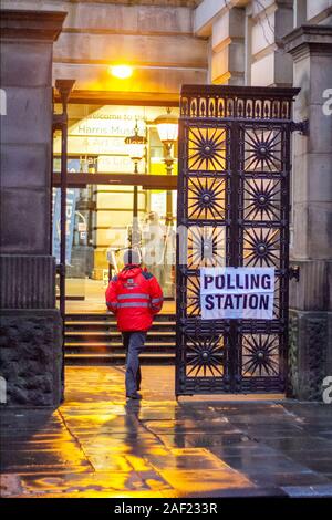 Preston, Lancashire. Météo Royaume-uni ; 12 décembre 2019, tôt le matin, les électeurs arrivent à la Harris Museum, Galerie d'art d'enregistrer leur voix à l'élection. /AlamyLiveNews MediaWorldImages Crédit : Banque D'Images