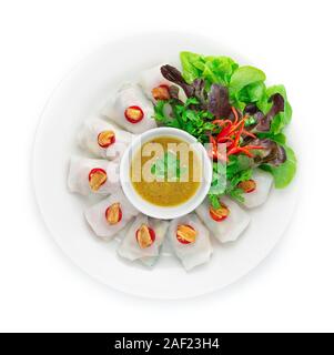 Rouleaux de nouilles de riz aux légumes roulés de Fruits de Mer Servi végétarienne Sauce épicée asiatique vietnamien et thaï décorer Style sculpté avec un chili Banque D'Images
