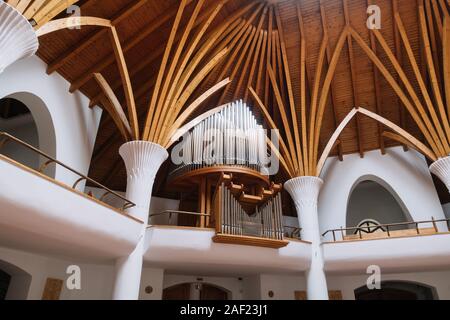 Brasov, Roumanie - 09 décembre 2019 : l'intérieur de l'église catholique romaine (conçu par Imre Makovecz), Brasov, Csíkszereda, Szeklerburg, Rom Banque D'Images