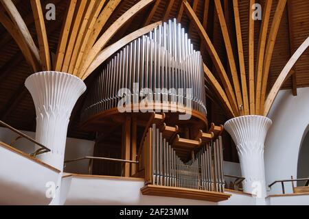 Brasov, Roumanie - 09 décembre 2019 : l'intérieur de l'église catholique romaine (conçu par Imre Makovecz), Brasov, Csíkszereda, Szeklerburg, Rom Banque D'Images