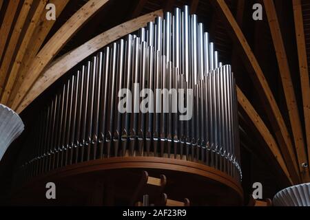 Brasov, Roumanie - 09 décembre 2019 : l'intérieur de l'église catholique romaine (conçu par Imre Makovecz), Brasov, Csíkszereda, Szeklerburg, Rom Banque D'Images