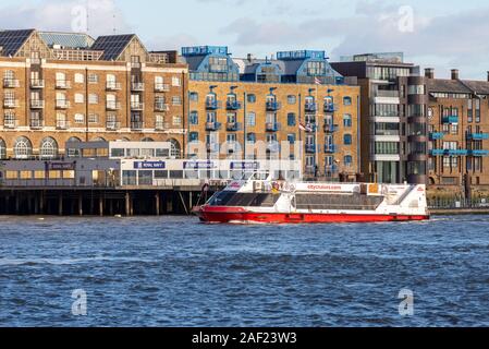 Croisières ville millénaire de London riverbus passant Président HMS Royal Navy Réserver frégate de pierre ou de la terre mise en place sur la rivière Thames, London, UK Banque D'Images