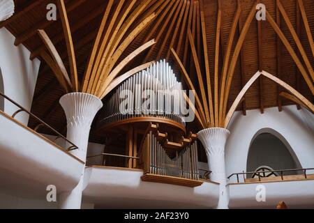 Brasov, Roumanie - 09 décembre 2019 : l'intérieur de l'église catholique romaine (conçu par Imre Makovecz), Brasov, Csíkszereda, Szeklerburg, Rom Banque D'Images