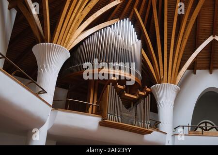 Brasov, Roumanie - 09 décembre 2019 : l'intérieur de l'église catholique romaine (conçu par Imre Makovecz), Brasov, Csíkszereda, Szeklerburg, Rom Banque D'Images