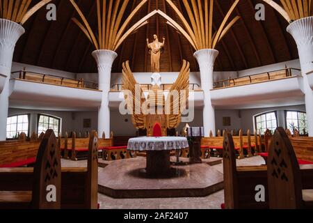 Brasov, Roumanie - 09 décembre 2019 : l'intérieur de l'église catholique romaine (conçu par Imre Makovecz), Brasov, Csíkszereda, Szeklerburg, Rom Banque D'Images