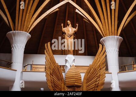 Brasov, Roumanie - 09 décembre 2019 : l'intérieur de l'église catholique romaine (conçu par Imre Makovecz), Brasov, Csíkszereda, Szeklerburg, Rom Banque D'Images