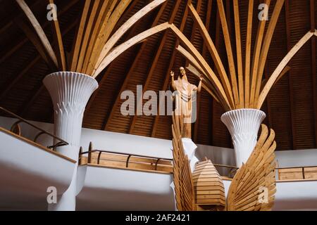 Brasov, Roumanie - 09 décembre 2019 : l'intérieur de l'église catholique romaine (conçu par Imre Makovecz), Brasov, Csíkszereda, Szeklerburg, Rom Banque D'Images