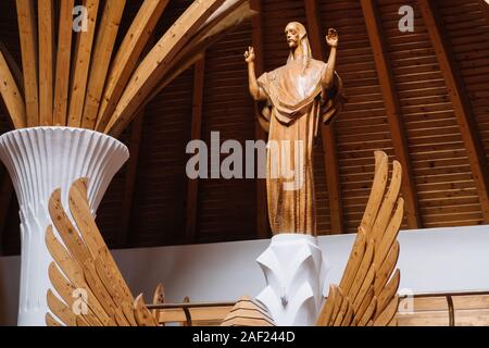 Brasov, Roumanie - 09 décembre 2019 : l'intérieur de l'église catholique romaine (conçu par Imre Makovecz), Brasov, Csíkszereda, Szeklerburg, Rom Banque D'Images