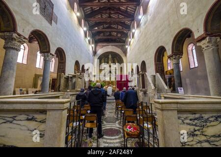 Les gens prient à l'intérieur de la Basilique de Sainte Marie in Cosmedin, Basilique de Santa Maria in Cosmedin Banque D'Images