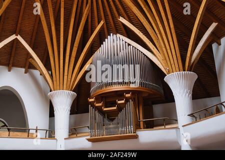 Brasov, Roumanie - 09 décembre 2019 : l'intérieur de l'église catholique romaine (conçu par Imre Makovecz), Brasov, Csíkszereda, Szeklerburg, Rom Banque D'Images