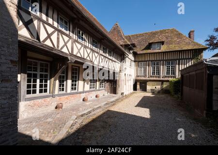 Pont-l'eveque (Normandie, nord-ouest de la France) : maison à colombages dans la cour de la rue "rue Saint-Michel", dans le centre-ville Banque D'Images