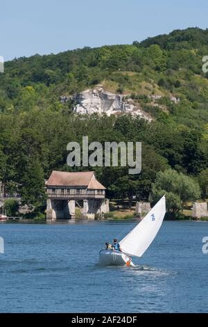 Vernon (nord de la France) : voilier sur la Seine avec l'ancien moulin en arrière-plan Banque D'Images