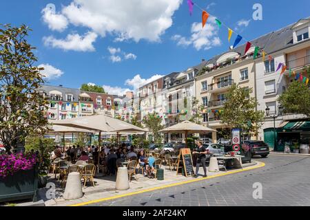 Plessis-Robinson (région parisienne) : atmosphère café et restaurant avec terrasses dans le Place" "grand square, dans le quartier de coeur de ville Banque D'Images