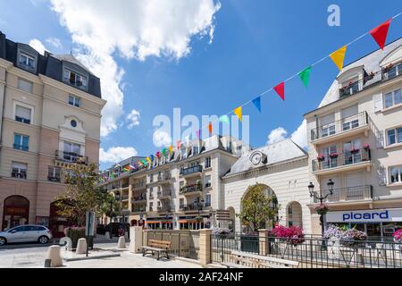 Plessis-Robinson (région parisienne) : real estate et point de vue sur la "Grande Rue" face de la "Grand'Place" square, dans le quartier de coeur de ville. Pi Banque D'Images