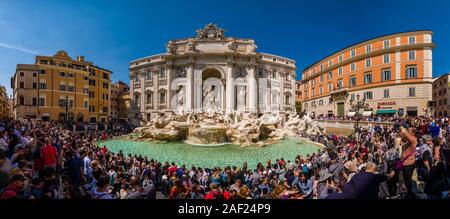 Vue panoramique sur la Fontaine de Trevi, Piazza di Spagna, visité par des centaines de personnes Banque D'Images