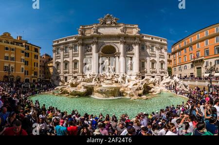 Vue panoramique sur la Fontaine de Trevi, Piazza di Spagna, visité par des centaines de personnes Banque D'Images