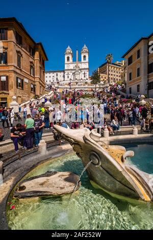 Vue de la place d'Espagne, Scalinata di Trinità dei Monti et la fontaine de la voile, Fontana della Barcaccia, visité par des centaines de personnes Banque D'Images