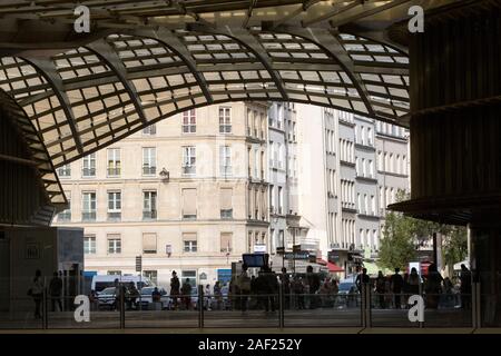 Paris (France) : façade de bâtiments dans le quartier de Châtelet - Les Halles, dans le 1er arrondissement de Paris (quartier). Les bâtiments et une partie de la "Canopee Banque D'Images