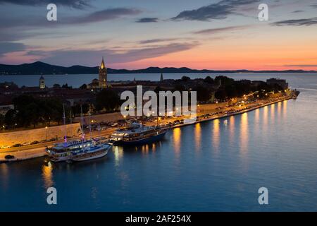 Vieille ville de Zadar dans la soirée, la Dalmatie, Croatie Banque D'Images