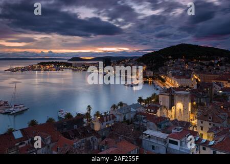 Portrait sur la ville de Split en soirée heure bleue, Croatie Banque D'Images