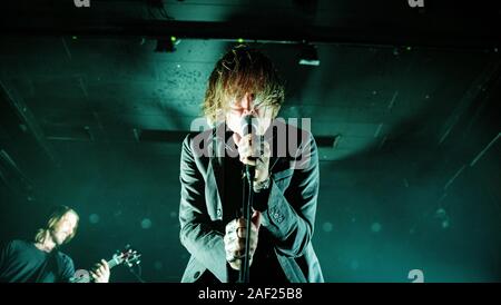 Copenhague, Danemark. Dec 11, 2019. Le groupe de punk hardcore suédois a refusé effectue un concert live à Vega à Copenhague. Ici le chanteur Dennis Lyxzen est vu sur scène. (Photo crédit : Gonzales Photo/Bransholm Nikolaj/Alamy Live News). Banque D'Images