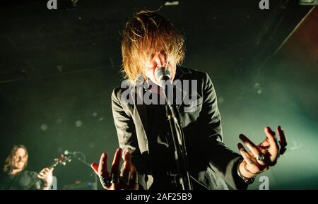 Copenhague, Danemark. Dec 11, 2019. Le groupe de punk hardcore suédois a refusé effectue un concert live à Vega à Copenhague. Ici le chanteur Dennis Lyxzen est vu sur scène. (Photo crédit : Gonzales Photo/Bransholm Nikolaj/Alamy Live News). Banque D'Images