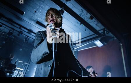Copenhague, Danemark. Dec 11, 2019. Le groupe de punk hardcore suédois a refusé effectue un concert live à Vega à Copenhague. Ici le chanteur Dennis Lyxzen est vu sur scène. (Photo crédit : Gonzales Photo/Bransholm Nikolaj/Alamy Live News). Banque D'Images