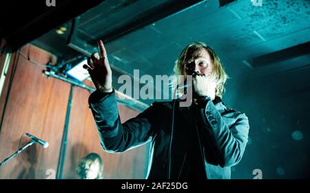 Copenhague, Danemark. Dec 11, 2019. Le groupe de punk hardcore suédois a refusé effectue un concert live à Vega à Copenhague. Ici le chanteur Dennis Lyxzen est vu sur scène. (Photo crédit : Gonzales Photo/Bransholm Nikolaj/Alamy Live News). Banque D'Images