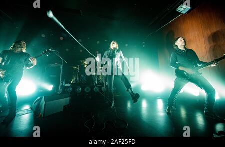Copenhague, Danemark. Dec 11, 2019. Le groupe de punk hardcore suédois a refusé effectue un concert live à Vega à Copenhague. Ici le chanteur Dennis Lyxzen est vu sur scène. (Photo crédit : Gonzales Photo/Bransholm Nikolaj/Alamy Live News). Banque D'Images