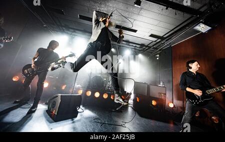 Copenhague, Danemark. Dec 11, 2019. Le groupe de punk hardcore suédois a refusé effectue un concert live à Vega à Copenhague. Ici le chanteur Dennis Lyxzen est vu sur scène. (Photo crédit : Gonzales Photo/Bransholm Nikolaj/Alamy Live News). Banque D'Images