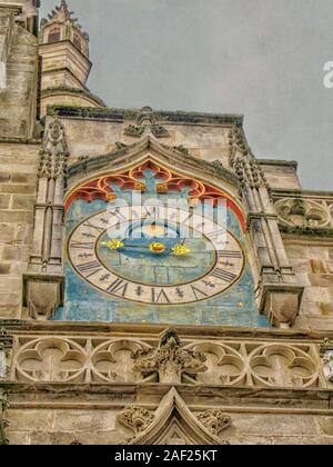 L'horloge de la cathédrale Saint-Lazare, à Autun, Bourgogne, France Banque D'Images