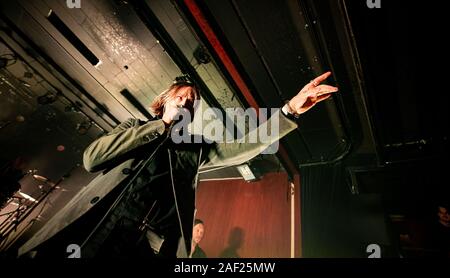 Copenhague, Danemark. Dec 11, 2019. Le groupe de punk hardcore suédois a refusé effectue un concert live à Vega à Copenhague. Ici le chanteur Dennis Lyxzen est vu sur scène. (Photo crédit : Gonzales Photo/Bransholm Nikolaj/Alamy Live News). Banque D'Images
