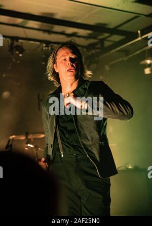 Copenhague, Danemark. Dec 11, 2019. Le groupe de punk hardcore suédois a refusé effectue un concert live à Vega à Copenhague. Ici le chanteur Dennis Lyxzen est vu sur scène. (Photo crédit : Gonzales Photo/Bransholm Nikolaj/Alamy Live News). Banque D'Images
