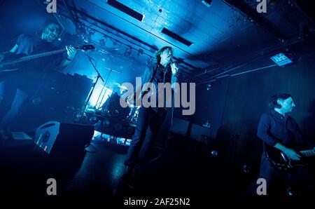Copenhague, Danemark. Dec 11, 2019. Le groupe de punk hardcore suédois a refusé effectue un concert live à Vega à Copenhague. Ici le chanteur Dennis Lyxzen est vu sur scène. (Photo crédit : Gonzales Photo/Bransholm Nikolaj/Alamy Live News). Banque D'Images