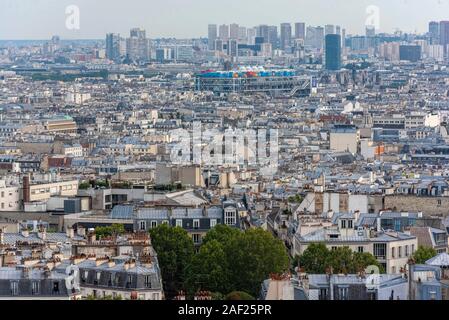 Paris (France) : vue sur les toits de la ville depuis la colline de Montmartre Banque D'Images