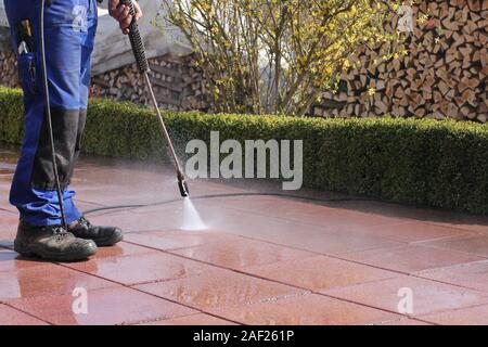 Travailleur avec nettoyeur à haute pression, terrasse Banque D'Images