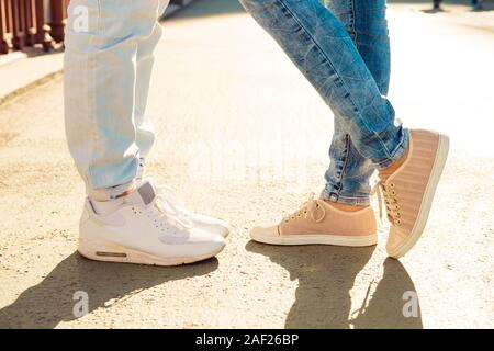 Photo gros plan de beau couple amoureux sur le pont debout ensemble. Banque D'Images