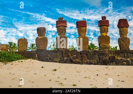 L'ahu Nau Nau vue arrière avec du sable dans la plage de Anakena, Rapa Nui Banque D'Images